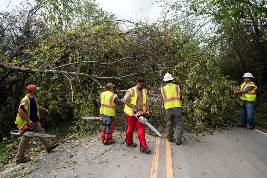 Los trabajadores limpian Cane Creek Road después del huracán Helene el 29 de septiembre en Fairview,