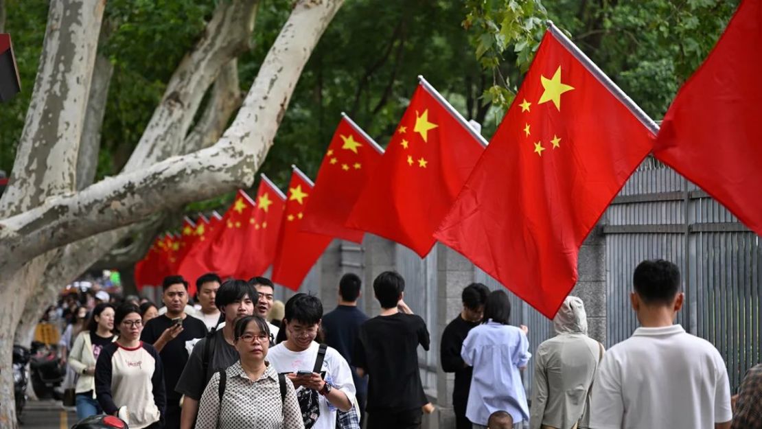 Las banderas nacionales se exhiben en las calles de Nanjing, en el este de China, para celebrar el 75º aniversario de la fundación de la República Popular.