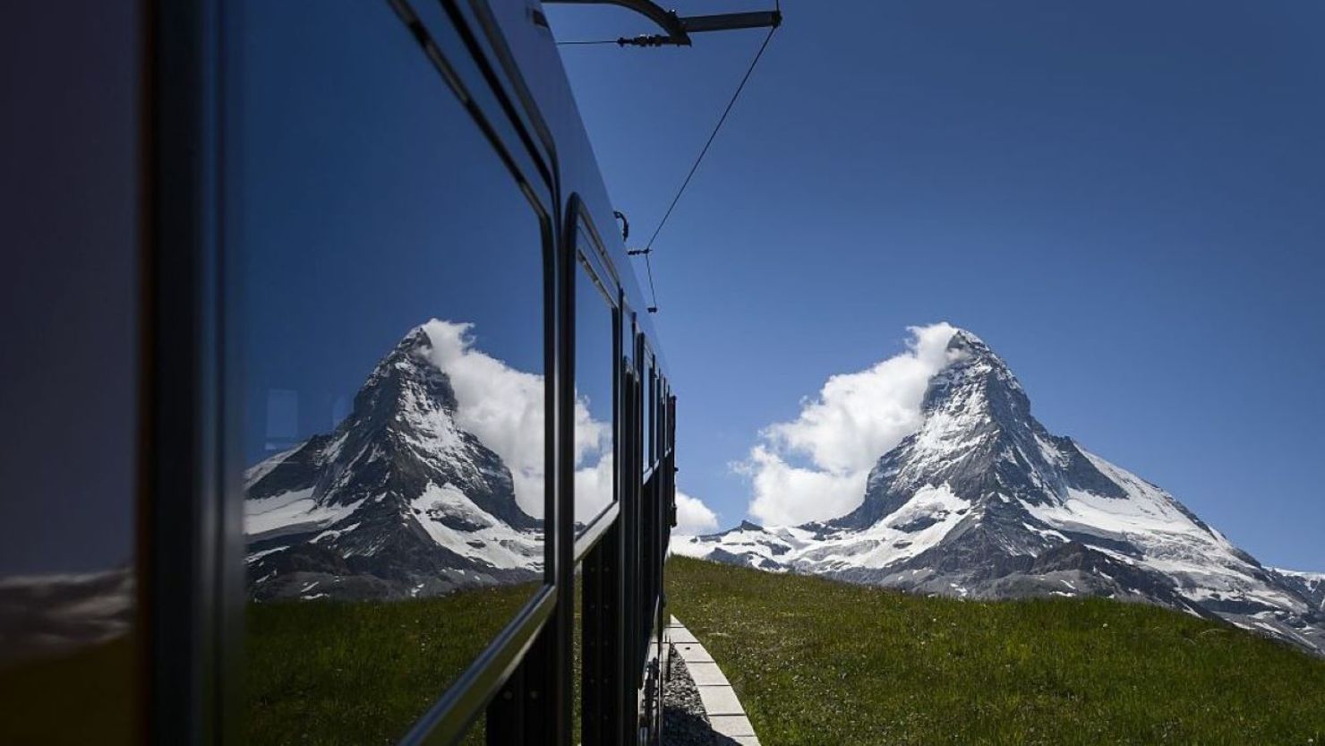 La montaña Matterhorn se ve en reflejo desde el tren Gornergrat el 30 de junio de 2015 en Riffelalp, sobre Zermatt. Crédito: FABRICE COFFRINI/AFP via Getty Images