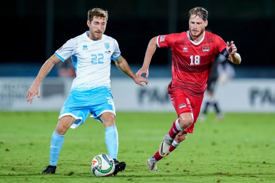 Marcello Mularoni (de azul) en acción contra Liechtenstein durante un partido de la Liga de Naciones de la UEFA. Crédito: Giuseppe Maffia/DeFodi Images/Getty Images.