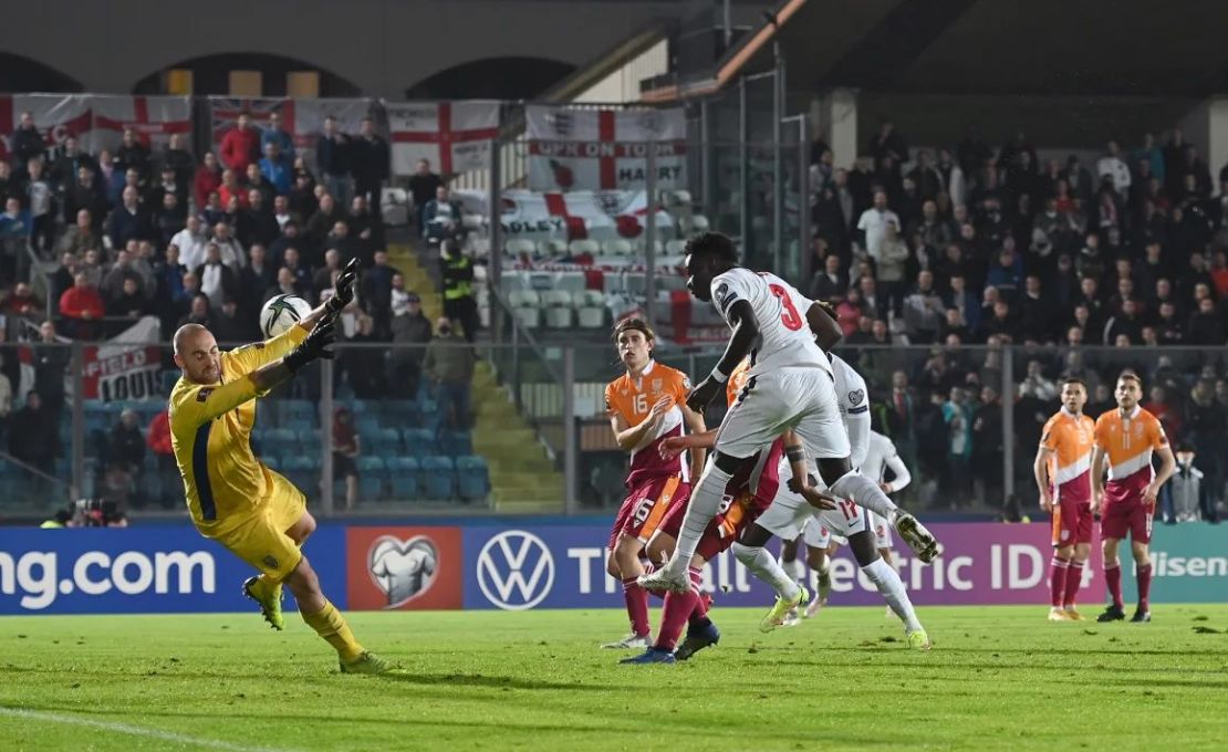 Bukayo Saka marca el décimo gol de Inglaterra durante el partido de clasificación para la Copa Mundial de la FIFA 2022 contra San Marino. Crédito: Alessandro Sabattini/Getty Images.