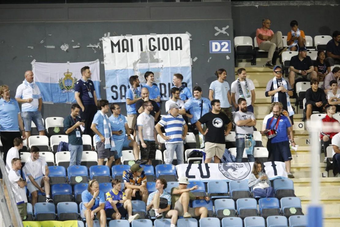 Una pancarta de Brigata Mai 1 Gioia en el partido de San Marino contra Liechtenstein el 5 de septiembre. Crédito: Pierini/FSGC.