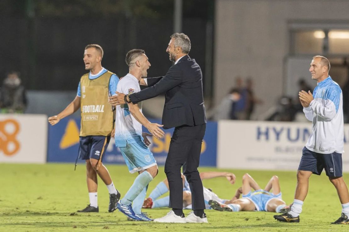 Rossi celebra con el entrenador de San Marino, Roberto Cevoli, tras la victoria por 1-0 sobre Liechtenstein. Crédito: Pruccoli/FSGC.