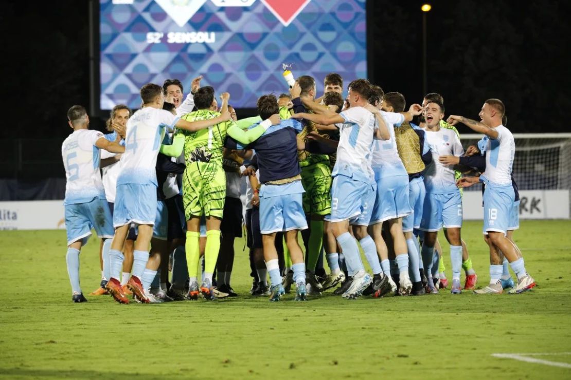 Los jugadores de San Marino celebran la victoria sobre Liechtenstein, la primera victoria competitiva en la historia del equipo. Crédito: Pierini/FSGC.