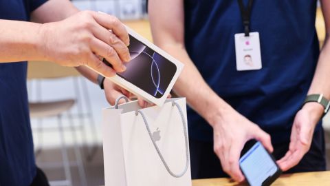 Los nuevos modelos de iPhone 16 de Apple en exhibición tras su lanzamiento el 20 de septiembre de 2024 en la Apple Store en The Grove en Los Ángeles, California.