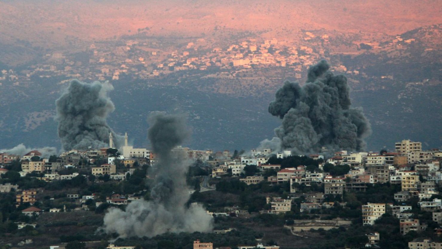 El humo denso de las incursiones aéreas israelíes ondea desde la ciudad fronteriza libanesa meridional Khiam el 30 de septiembre de 2024 Crédito: Stringer/dpa/picture alliance/Getty IMages