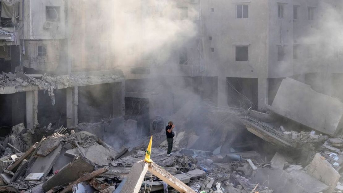 Un hombre se encuentra sobre los escombros de edificios cerca del lugar del asesinato del líder de Hezbollah, Hassan Nasrallah, en los suburbios del sur de Beirut, el 29 de septiembre de 2024.