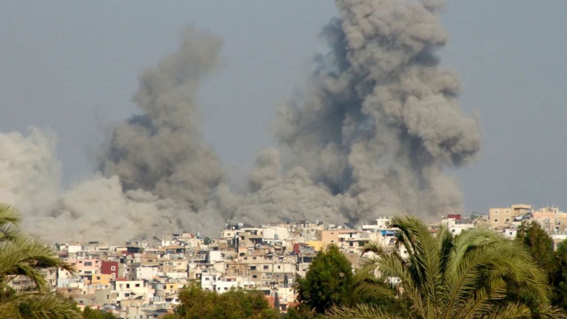 El humo se eleva tras un ataque israelí en una aldea cerca de la ciudad sureña libanesa de Tiro el 29 de septiembre de 2024.