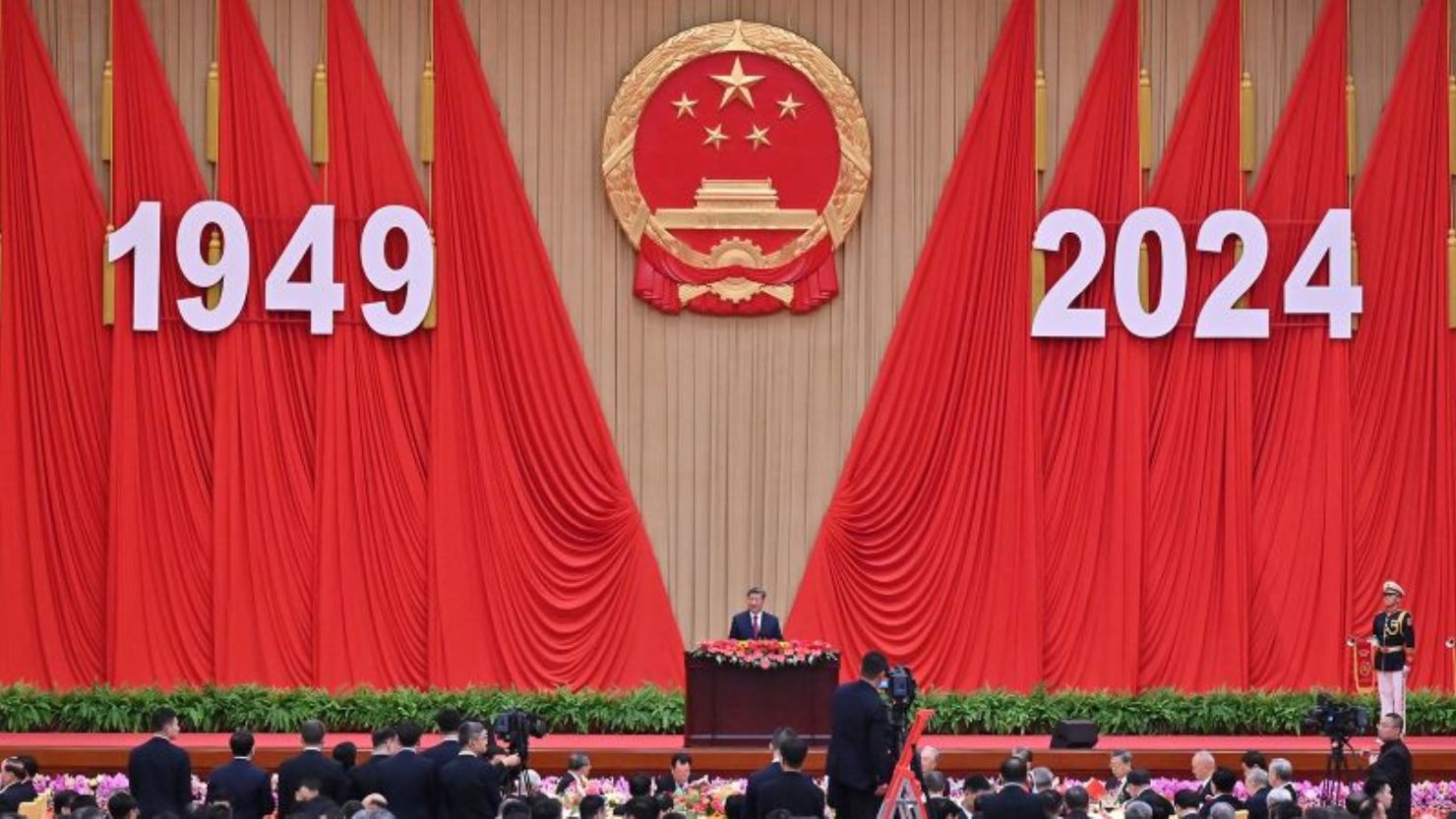 El líder chino Xi Jinping habla durante una recepción del Día Nacional en la víspera del 75.º aniversario de la República Popular de China en el Gran Salón del Pueblo en Beijing el 30 de septiembre de 2024.