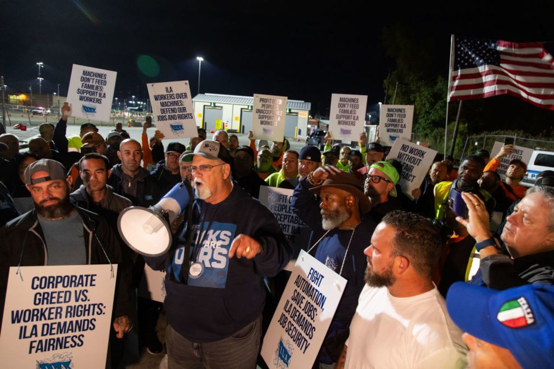 Harold Daggett, presidente de la Asociación Internacional de Estibadores (ILA), en el centro, habla con los trabajadores en huelga fuera de la terminal de contenedores APM en el Puerto de Newark en Newark, Nueva Jersey, EE.UU., el martes 1 de octubre de 2024.