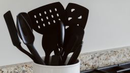 Un nuevo estudio descubrió que los plásticos de color negro utilizados en productos electrónicos están filtrando retardantes de llama en utensilios de cocina, juguetes y recipientes para alimentos.