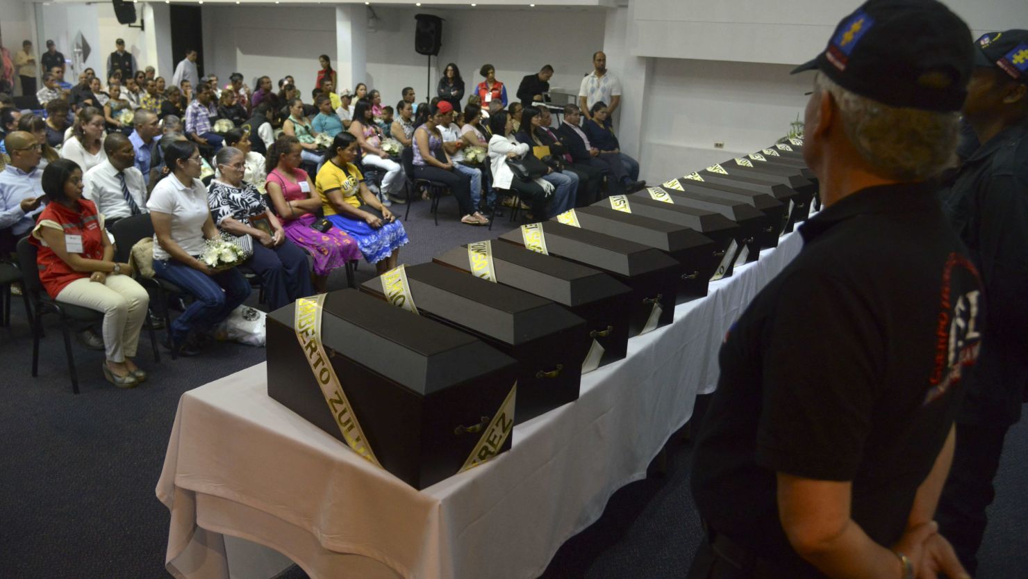 Una de las apuestas más importantes del proceso de paz en Colombia es la reparación a las víctimas de la violencia. El gobierno calificó la creación de esta Comisión como un "paso certero para la paz”, para lograr que se conozca toda la verdad sobre la violencia en Colombia.  En esta imagen familiares de 19 víctimas reciben los restos de sus seres queridos, encontrados en fosas comunes.