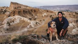 Tom Turcich, de Nueva Jersey, y su perra Savannah pasaron juntos siete años dando la vuelta al mundo. Pero la vida les cambió para siempre a su regreso. Crédito: Tom Turcich