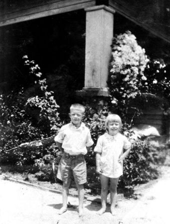 Carter, de 6 años, posa con su hermana Gloria en 1931.