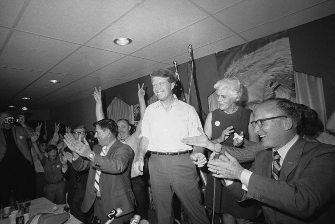 Carter es aplaudido en su sede de Atlanta en 1970. Se postulaba nuevamente para gobernador, y esta vez ganó.