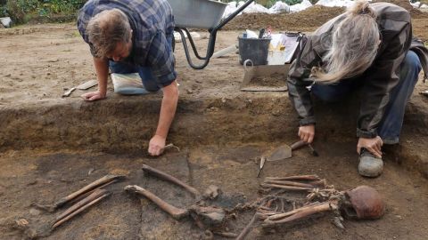 Arqueólogos excavan esqueletos en una fosa en un enterramiento de la época vikinga en el pueblo de Asum, Dinamarca, 25 de septiembre de 2024. Crédito: Reuters/Tom Little