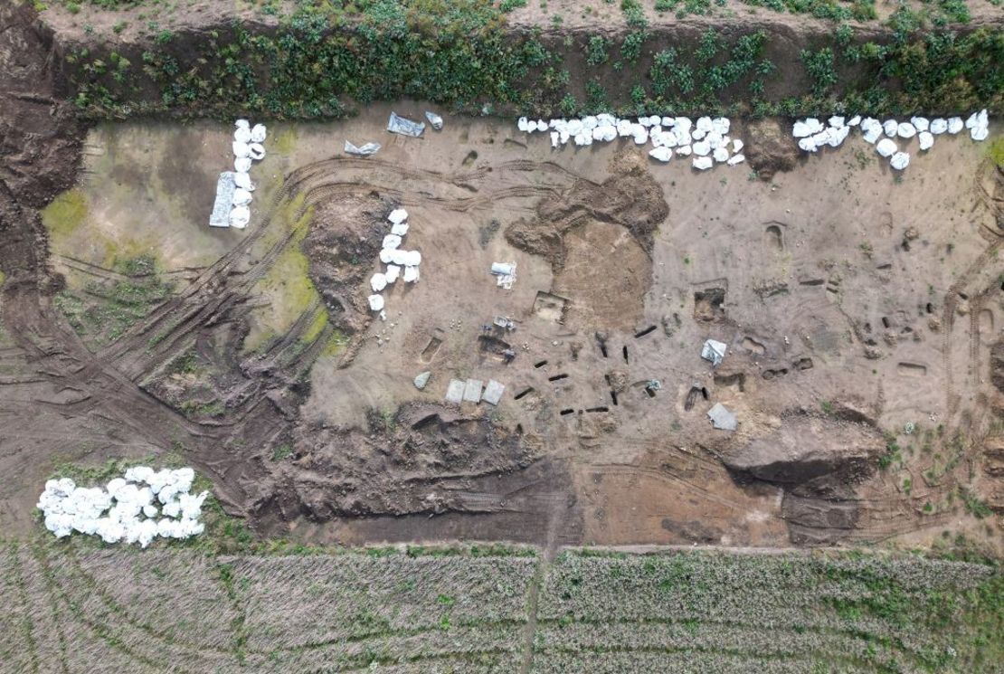 Una vista aÃ©rea muestra a arqueÃ³logos trabajando en excavaciones en el enterramiento de la era vikinga hallado en el pueblo de Asum, Dinamarca, 25 de septiembre de 2024. CrÃ©dito: Tom Little/Reuters