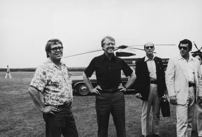 Carter, segundo desde la izquierda, y su hermano Billy, a la izquierda, visitan la isla St. Simons de Georgia en 1977.