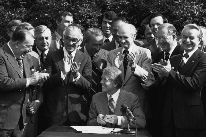 Carter es aplaudido por los del Congreso después de firmar un proyecto de ley que creaba el Departamento de Energía en agosto de 1977.