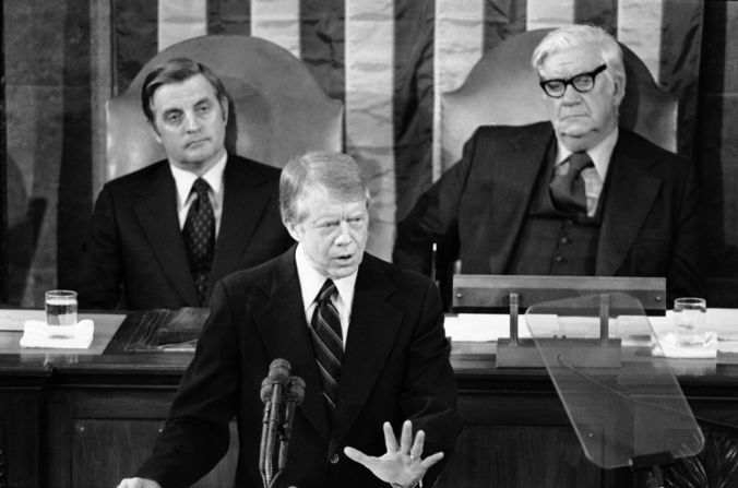 Carter pronuncia su discurso sobre el Estado de la Unión en una sesión conjunta del Congreso en enero de 1978. "El gobierno no puede resolver nuestros problemas", dijo. El sentimiento antigubernamental de la época fue provocado por el pesimismo económico, el fin de la guerra de Vietnam y el desenlace de la saga Watergate.