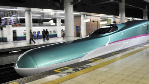 Un "shinkansen", o tren bala de alta velocidad, pasa por las vías por encima del tráfico en las calles de abajo, cerca de la estación Shimbashi en el centro de Tokio el 22 de mayo de 2024.