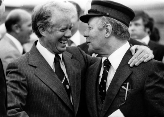 Carter y el canciller de Alemania Occidental, Helmut Schmidt, sonríen mientras se preparan para partir de Berlín en julio de 1978. Carter y Schmidt llegaron a Berlín para ver el Muro de Berlín y el Memorial del Puente Aéreo y para celebrar una asamblea con los ciudadanos de Berlín.