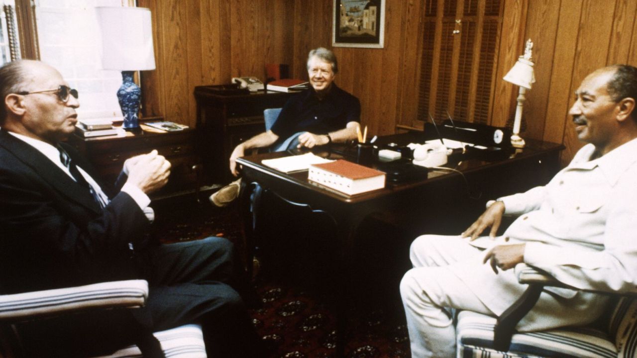 El presidente egipcio Anwar Sadat, a la derecha, escucha al primer ministro israelí Menachem Begin el 6 de septiembre de 1978, en la residencia presidencial de Camp David, en Maryland. Con la ayuda de Carter, se negociaron los términos de un acuerdo de paz en Camp David. El 26 de marzo de 1979 se firmó un tratado formal en Washington, poniendo fin a 31 años de guerra entre Egipto e Israel. Fue uno de los momentos más destacados de la presidencia de Carter.