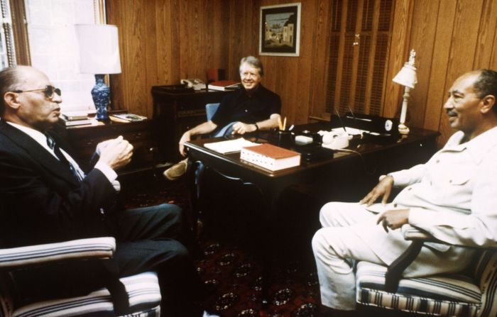 El presidente egipcio Anwar Sadat, a la derecha, escucha al primer ministro israelí Menachem Begin el 6 de septiembre de 1978, en la residencia presidencial de Camp David, en Maryland. Con la ayuda de Carter, se negociaron los términos de un acuerdo de paz en Camp David. El 26 de marzo de 1979 se firmó un tratado formal en Washington, poniendo fin a 31 años de guerra entre Egipto e Israel. Fue uno de los momentos más destacados de la presidencia de Carter.