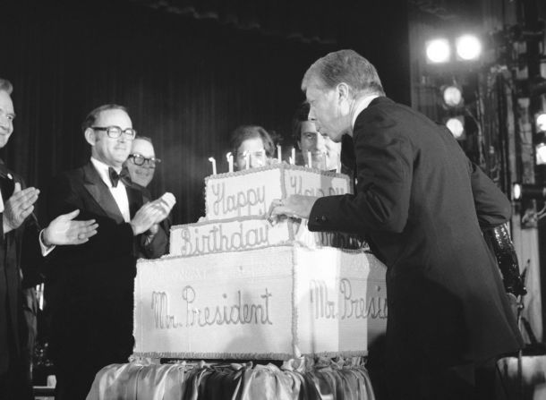 Tres días antes de su cumpleaños en 1978, Carter sopla las velas de un pastel de cumpleaños que le regalaron en un acto de recaudación de fondos para el Comité Nacional Demócrata.