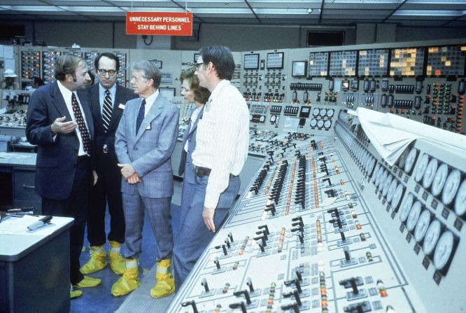 Carter visita la averiada planta nuclear de Three Mile Island, en Pensilvania, en abril de 1979.