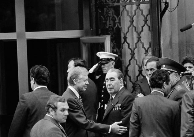 Carter camina con el líder soviético Leonid Brezhnev frente a la embajada de Estados Unidos en Viena, Austria, en junio de 1979. Mantuvieron conversaciones privadas antes de dirigirse al Palacio Imperial de Hofburg para firmar el tratado nuclear SALT II.