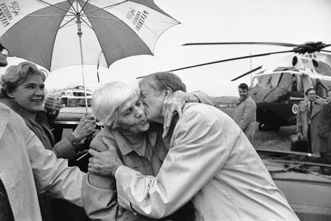 Carter recibe un abrazo de su madre, Lillian, al llegar a su casa en Plains, Georgia, después de la investidura de Reagan.