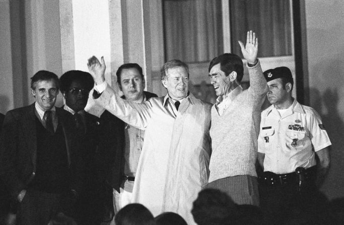 Carter viajó a Wiesbaden, Alemania Occidental, en enero de 1981 para saludar a los 52 rehenes estadounidenses que habían sido liberados por Irán después de 444 días de cautiverio.