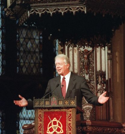 Carter se dirige a un servicio interreligioso de las Naciones Unidas en la Iglesia de la Trinidad de Nueva York en septiembre de 1991. Su discurso se titulaba "El papel actual de las Naciones Unidas en un mundo cambiante".