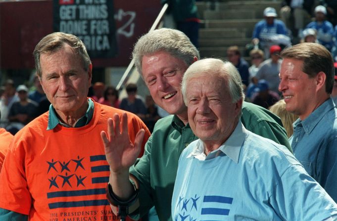 De izquierda a derecha, el expresidente George H.W. Bush, el presidente Bill Clinton, Carter y el vicepresidente Al Gore asisten a la Cumbre de Presidentes para el Futuro de Estados Unidos en Filadelfia en 1997. Ayudaron a limpiar los barrios locales como parte de un esfuerzo para fomentar el servicio voluntario.