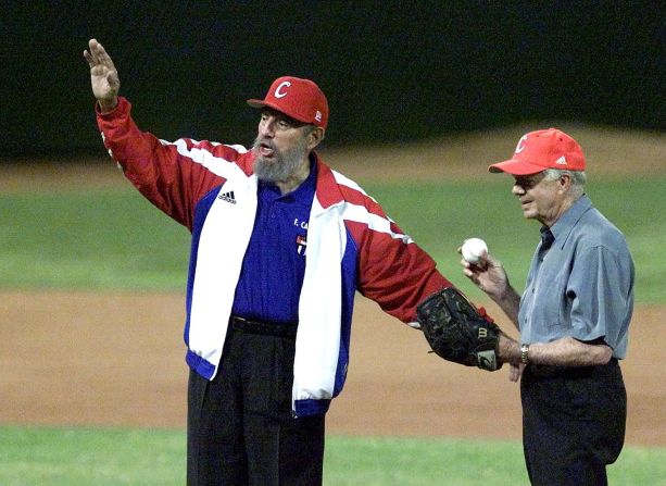 El presidente de Cuba Fidel Castro pide tiempo mientras Carter se prepara para lanzar el primer lanzamiento en un partido de béisbol en La Habana, Cuba, en mayo de 2002. Era la primera vez que un presidente estadounidense, pasado o presente, visitaba Cuba desde la Revolución cubana de 1959.