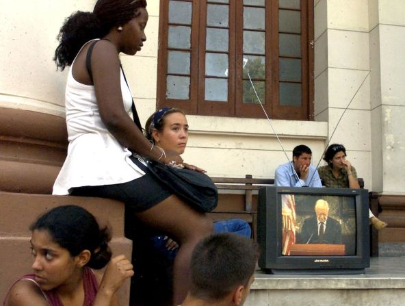 Estudiantes de la Universidad de La Habana escuchan a Carter exponer su visión para mejorar las relaciones entre Estados Unidos y Cuba el 14 de mayo de 2002. El discurso fue transmitido en vivo y sin censura por la televisión estatal cubana.