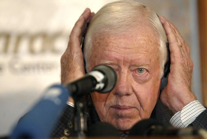 Carter se ajusta los auriculares durante una conferencia de prensa en Caracas, Venezuela, en enero de 2003. Propuso un referéndum sobre la presidencia del presidente venezolano Hugo Chávez o una enmienda a la constitución como forma de poner fin a la crisis política en la nación sudamericana.