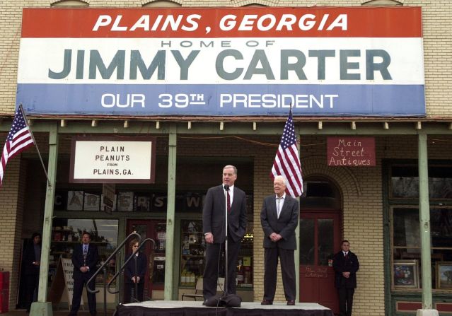 El candidato presidencial demócrata Howard Dean habla junto a Carter durante una parada de campaña en Plains, Georgia, en enero de 2004. Erik S.