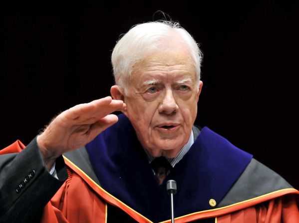 Carter pronuncia un discurso en Seúl, Corea del Sur, tras recibir un doctorado honorario de la Universidad de Corea en marzo de 2010. Durante una visita de cuatro días a Corea del Sur, Carter instó a entablar conversaciones directas con Corea del Norte, diciendo que un fracaso en las negociaciones sobre el desarme nuclear podría conducir a una guerra "catastrófica".