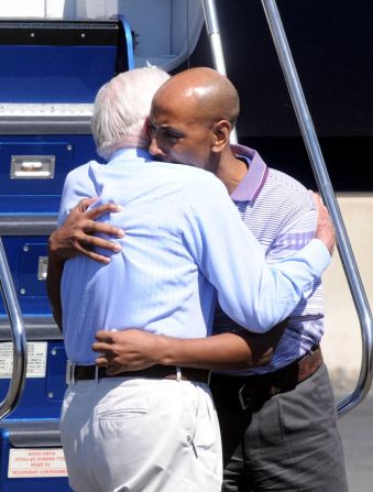 Carter abraza a Aijalon Mahli Gomes en el Aeropuerto Internacional Logan de Boston en agosto de 2010. Carter negoció la liberación de Gomes después de que éste fuera detenido en Corea del Norte por cruzar ilegalmente al país en enero de 2010.