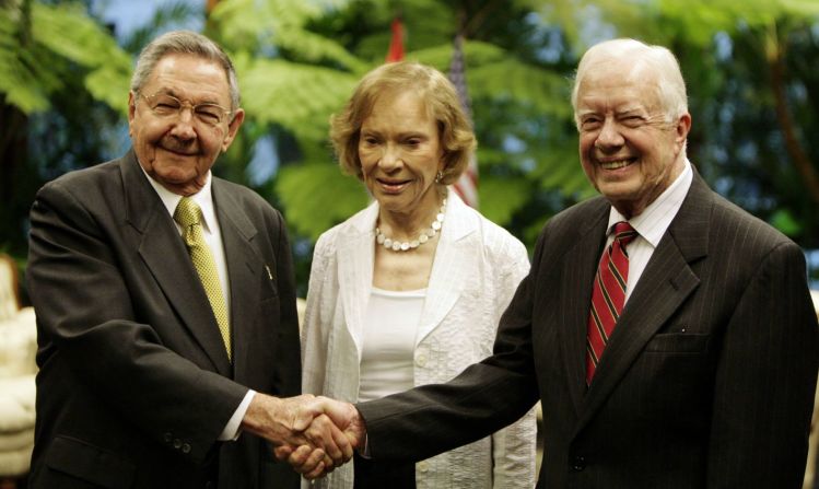 El presidente cubano Raúl Castro saluda a Carter y su esposa en el Palacio de la Revolución en La Habana en marzo de 2011.