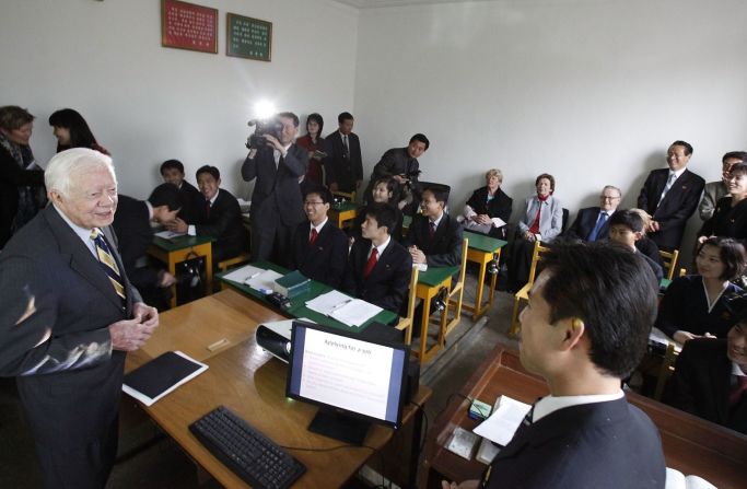 En abril de 2011, Carter se dirige a los estudiantes de la Universidad de Estudios Extranjeros de Pyongyang, en Pyongyang, Corea del Norte.