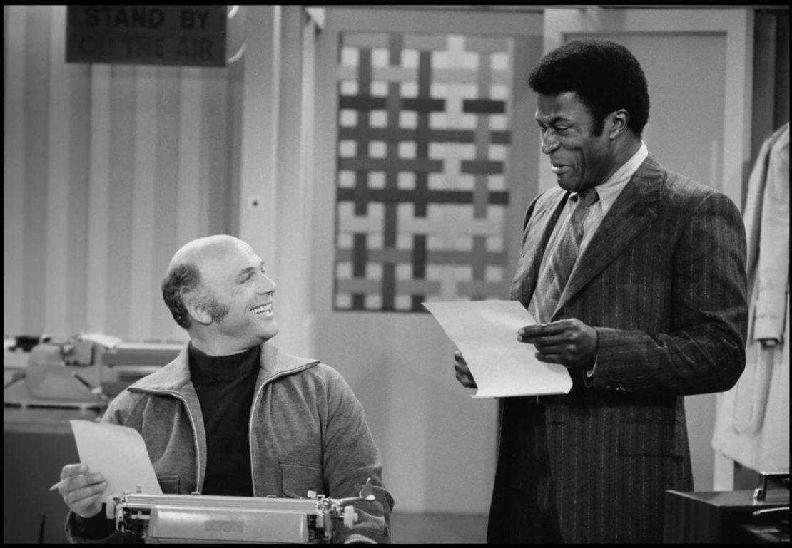 Gavin MacLeod (izquierda) y John Amos en "The Mary Tyler Moore Show", 1972. Crédito: Archivo fotográfico de CBS/Getty Images.