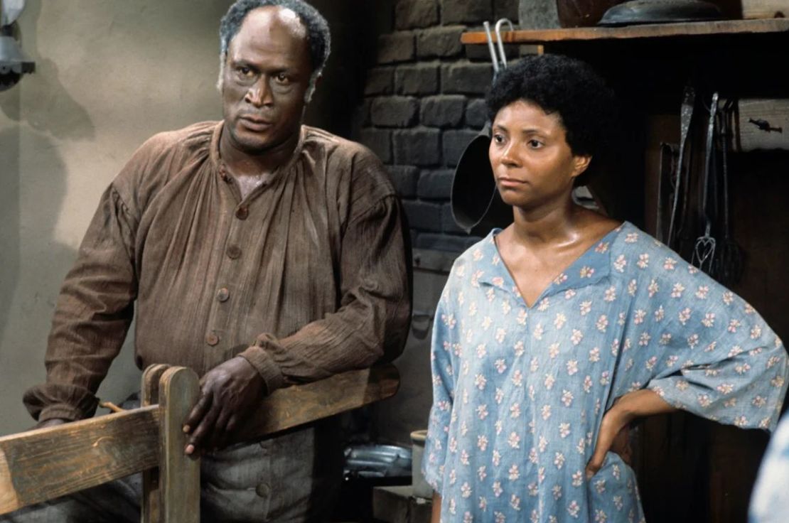 John Amos y Leslie Uggams protagonizan "Roots". Crédito: Archivo fotográfico de ABC/Getty Images.