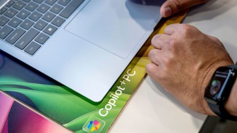 Una computadora portátil Samsung Galaxy Book4 Edge con Microsoft Copilot+ PC en una tienda Best Buy de Union City, California, en junio de 2024. Microsoft anunció el martes una importante actualización de su sistema de IA Copilot. Crédito: David Paul Morris/Bloomberg/Getty Images