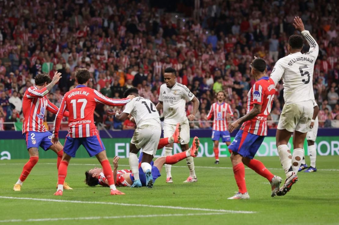 Robin Le Normand, del Atlético de Madrid, cae al suelo tras un choque de cabezas involuntario con Aurélien Tchouaméni. Crédito: Gonzalo Arroyo Moreno/Getty Images