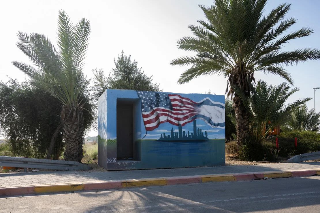 Un refugio antiaéreo está cubierto por un mural del horizonte de la ciudad de Nueva York y una bandera estadounidense e israelí en la región de Eshkol, Israel, el 1 de noviembre de 2023. (Foto: Alexi J. Rosenfeld/Getty Images/File).