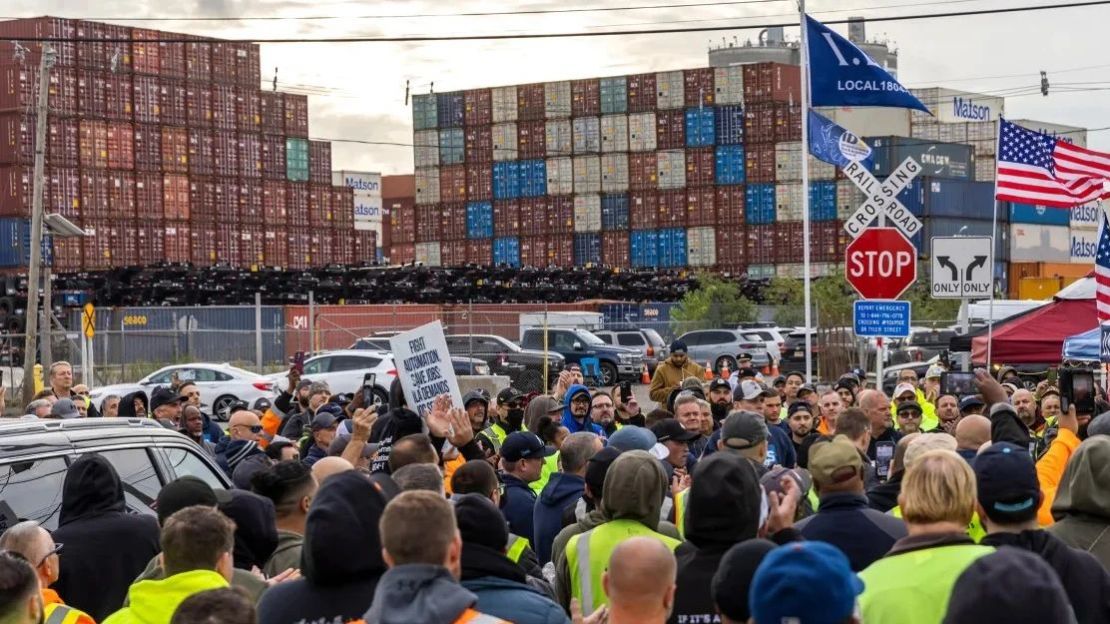 Los trabajadores portuarios están luchando contra una tendencia que los operadores en gran medida quieren que se acelere: más grúas y camiones sin conductor transportando mercancías desde buques portacontenedores, con menos humanos alrededor exigiendo compensaciones. (Foto: Eduardo Muñoz Álvarez/AP).