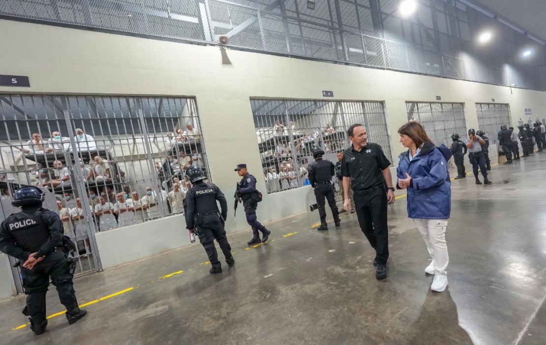 La ministra de Seguridad de Argentina, Patricia Bullrich, junto al Ministro de Justicia y Seguridad Pública de El Salvador, Gustavo Villatoro, el 16 de junio en Tecoluca, El Salvador.